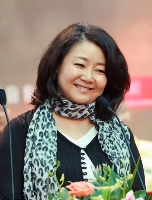微胖的中年女人應該穿得簡約,還是花哨?薩日娜的搭配方式很高級