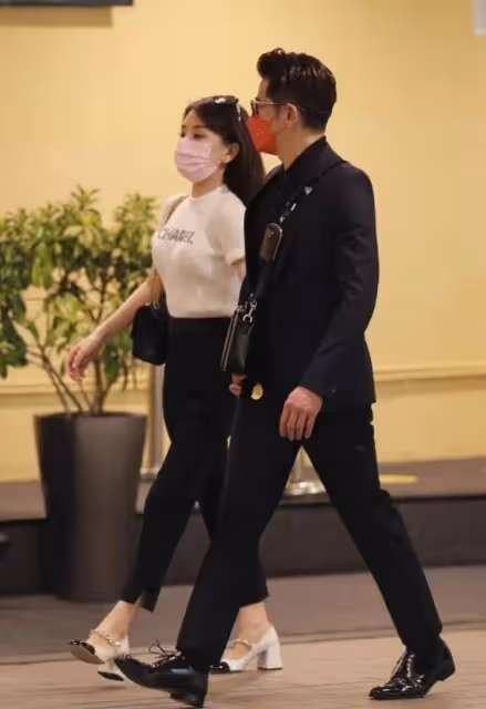郭富城攜嬌妻走機場，穿西裝顯得正式，方媛穿香奈兒短袖卻挺時髦