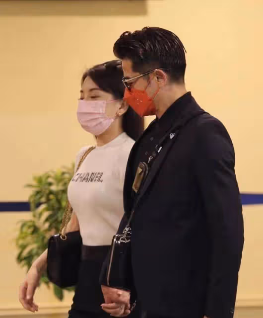 郭富城攜嬌妻走機場，穿西裝顯得正式，方媛穿香奈兒短袖卻挺時髦