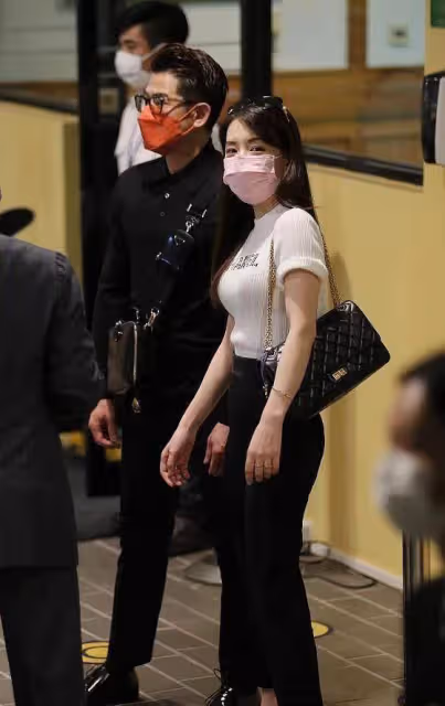 郭富城攜嬌妻走機場，穿西裝顯得正式，方媛穿香奈兒短袖卻挺時髦