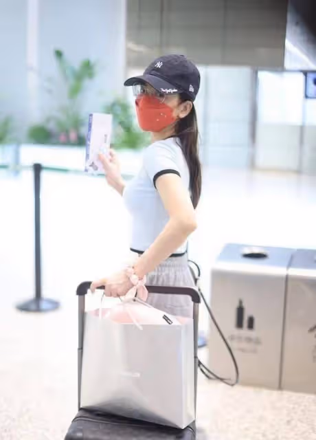 郭富城攜嬌妻走機場,穿西裝顯得正式,方媛穿香奈兒短袖卻挺時髦