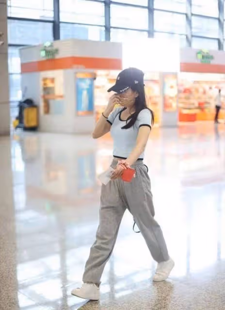 郭富城攜嬌妻走機場,穿西裝顯得正式,方媛穿香奈兒短袖卻挺時髦
