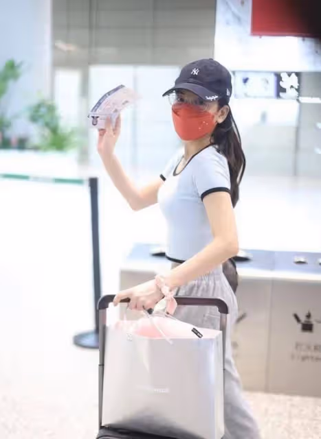 郭富城攜嬌妻走機場,穿西裝顯得正式,方媛穿香奈兒短袖卻挺時髦