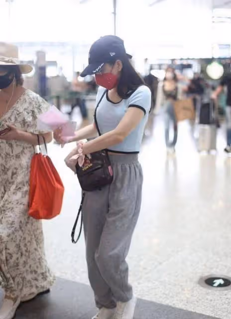 郭富城攜嬌妻走機場,穿西裝顯得正式,方媛穿香奈兒短袖卻挺時髦