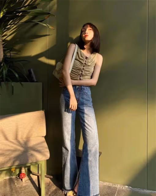 夏天,如何把牛仔褲穿出時髦感?關鍵一:配對鞋子,關鍵二:上衣