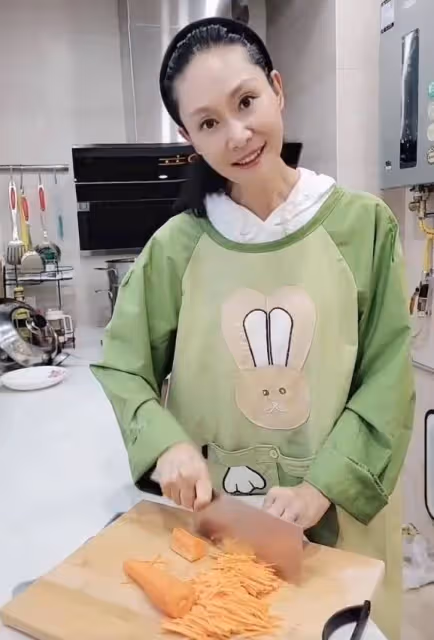 於文華親自下廚做家常菜,穿連帽衛衣系圍裙變煮婦,刀法熟練太牛
