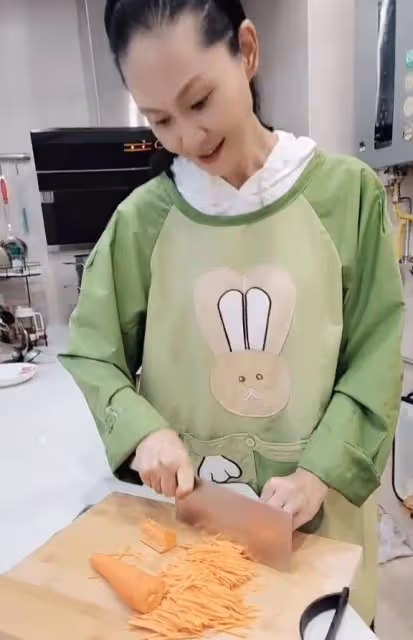 於文華親自下廚做家常菜,穿連帽衛衣系圍裙變煮婦,刀法熟練太牛