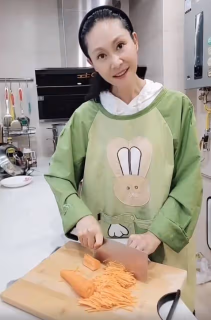 於文華親自下廚做家常菜,穿連帽衛衣系圍裙變煮婦,刀法熟練太牛