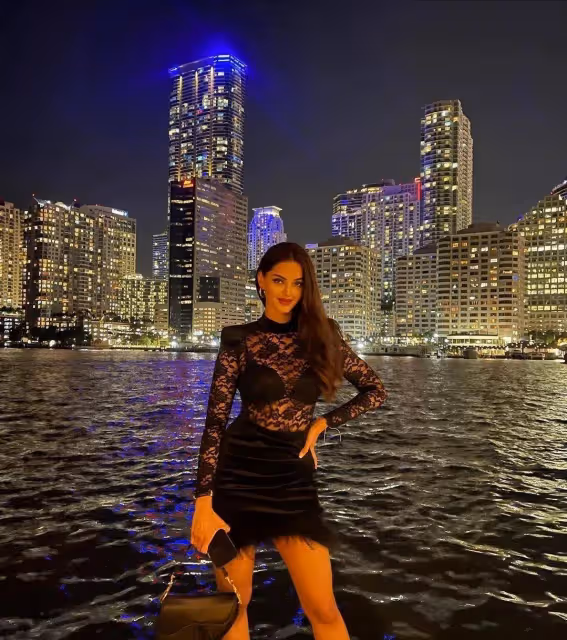 波斯美人物語,卡姿蘭大眼睛配栗色長髮,異域時尚穿搭引領時尚