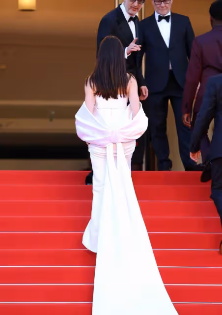 別再說安妮海瑟薇發胖變土了!現身坎城紅毯的她,真的美「翻」了