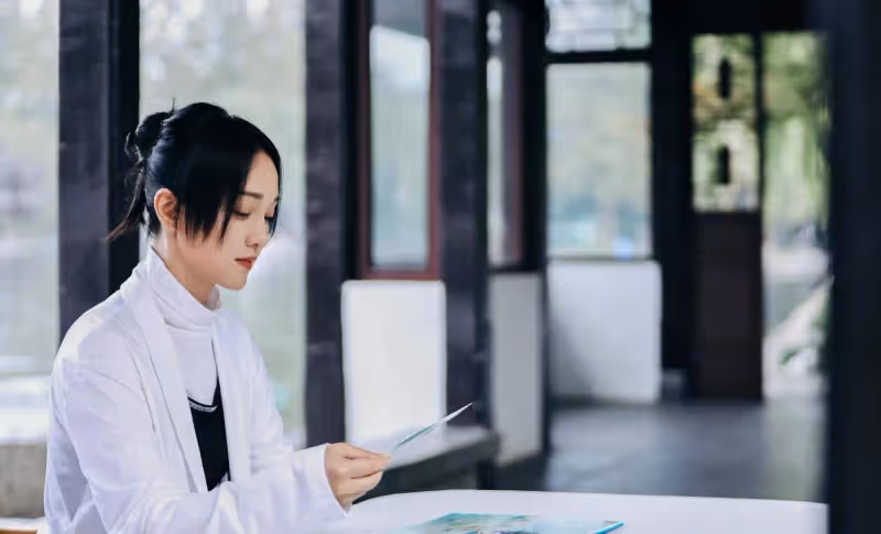 周迅西湖在比賽中備受矚目,身穿白色外套,時尚又舒適!