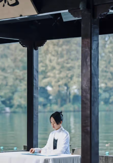 周迅西湖在比賽中備受矚目,身穿白色外套,時尚又舒適!
