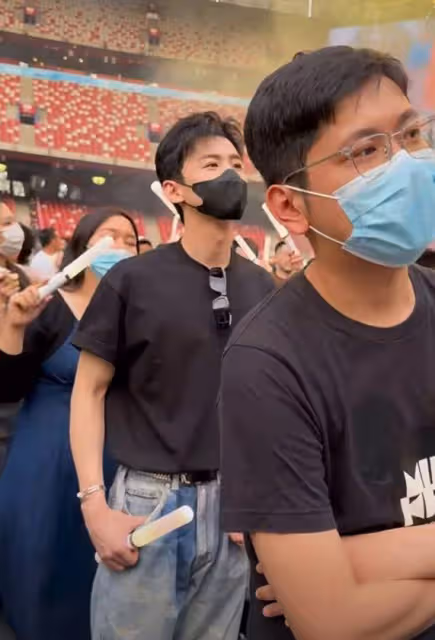 五月天演唱會偶遇白敬亭,身材高挑近照帥氣,在人群中好養眼