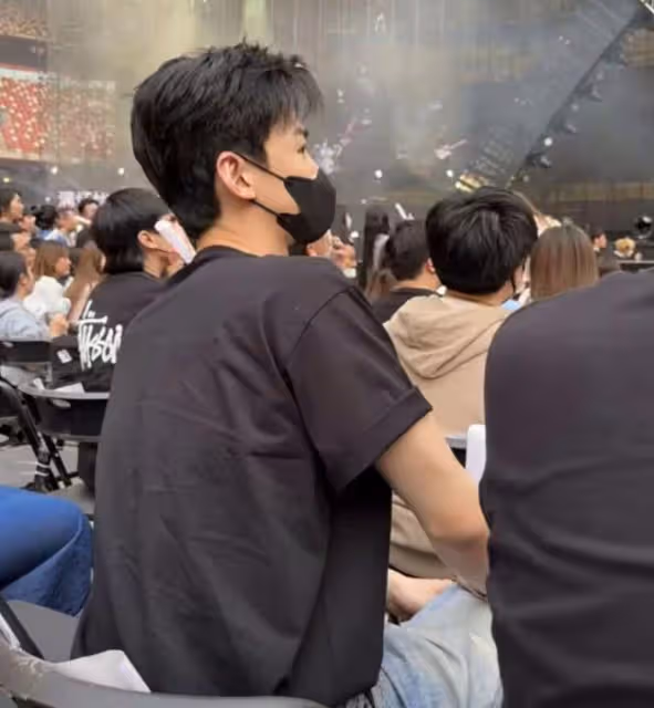 五月天演唱會偶遇白敬亭,身材高挑近照帥氣,在人群中好養眼