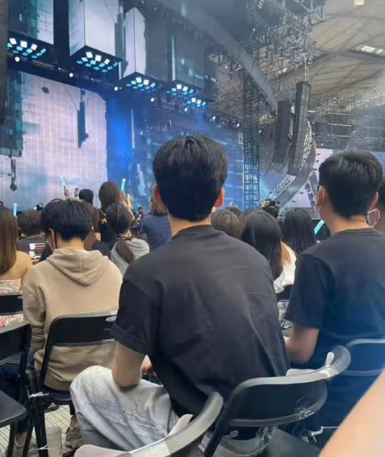 五月天演唱會偶遇白敬亭,身材高挑近照帥氣,在人群中好養眼
