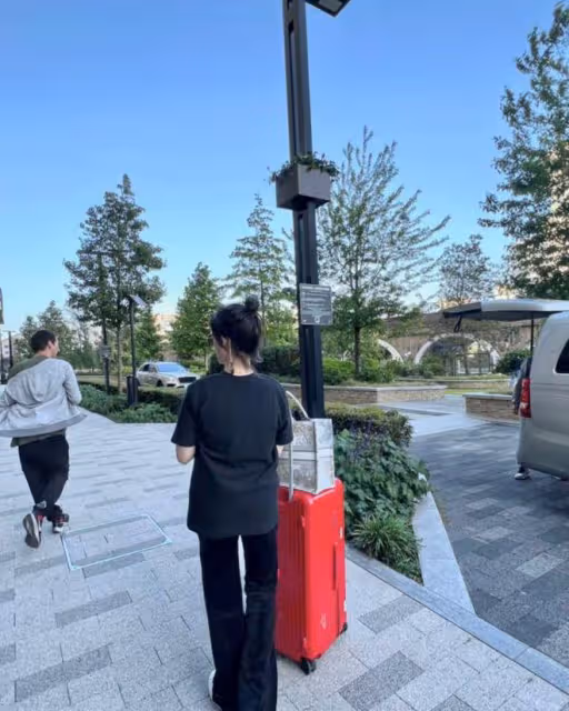 王詩齡分享留學日常,住豪宅坐百萬豪車出門,一次買下多個名牌包