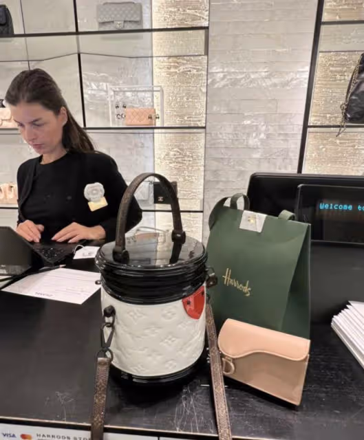 王詩齡分享留學日常,住豪宅坐百萬豪車出門,一次買下多個名牌包