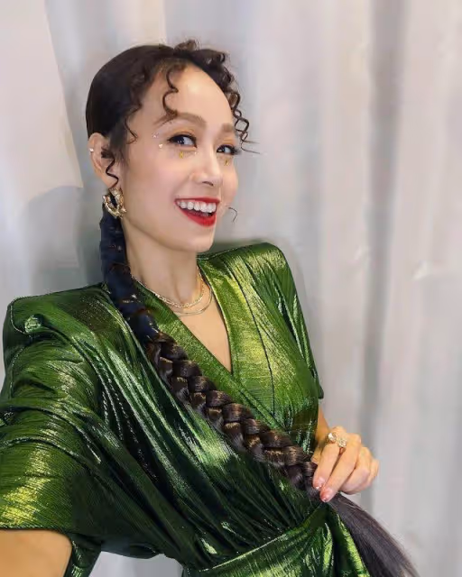 黃心穎為姐姐慶祝生日,三姐妹在豪華遊艇上慶祝,場面十分奢華