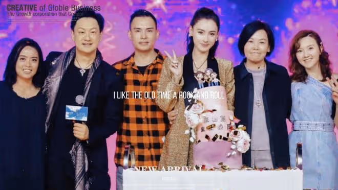 張柏芝和兩個親弟罕見合影,幫姐姐照顧62歲媽媽,姐弟感情很好
