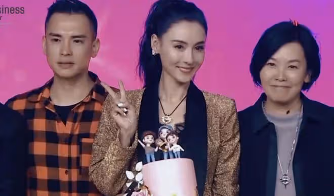 張柏芝和兩個親弟罕見合影,幫姐姐照顧62歲媽媽,姐弟感情很好