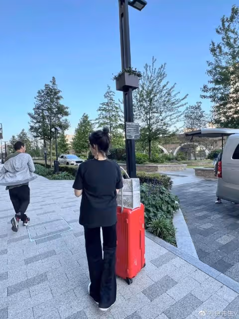 王詩齡分享留學生活,曬豪宅豪車名牌包包,數學作業被調侃好簡單