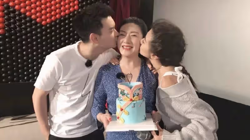 程曉玥為亡母慶祝冥誕，曬為媽媽慶生舊照溫馨感人，當時鄭愷也在
