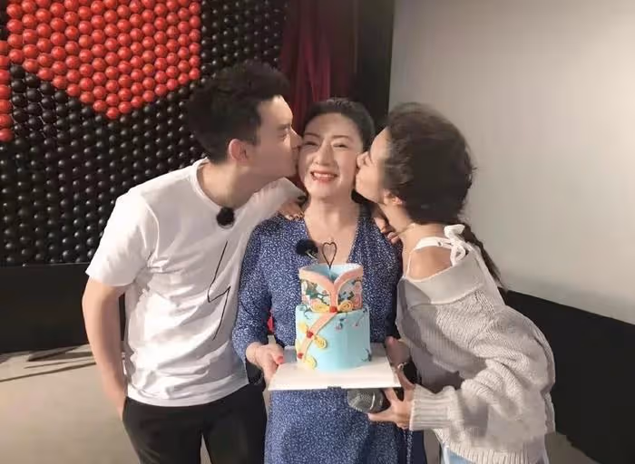 程曉玥為亡母慶祝冥誕,曬為媽媽慶生舊照溫馨感人,當時鄭愷也在