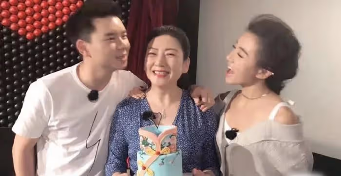 程曉玥為亡母慶祝冥誕,曬為媽媽慶生舊照溫馨感人,當時鄭愷也在