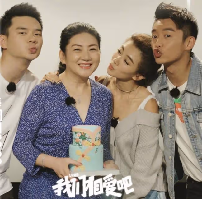 程曉玥為亡母慶祝冥誕,曬為媽媽慶生舊照溫馨感人,當時鄭愷也在