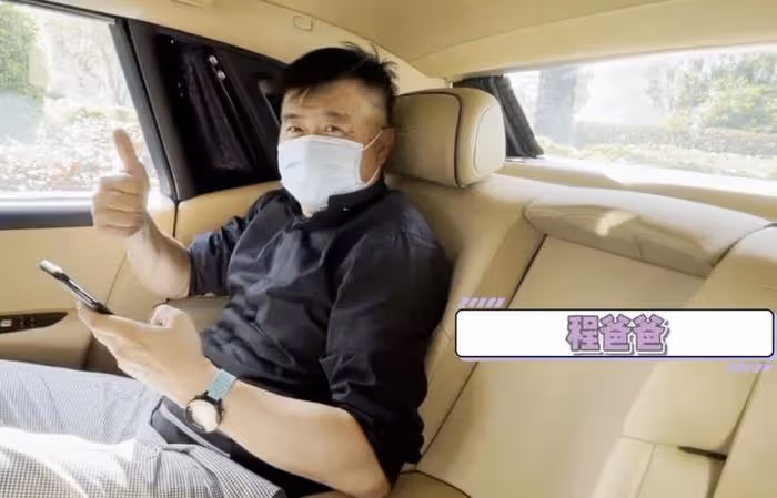 程曉玥為亡母慶祝冥誕,曬為媽媽慶生舊照溫馨感人,當時鄭愷也在