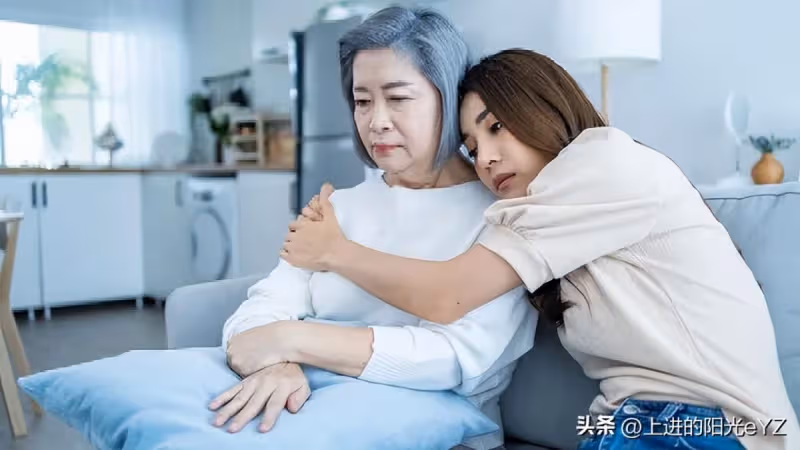照顧父母兩年,監控回放看到父親和弟弟的對話後,做了一個決定