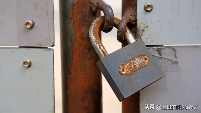 照顧父母兩年,監控回放看到父親和弟弟的對話後,做了一個決定