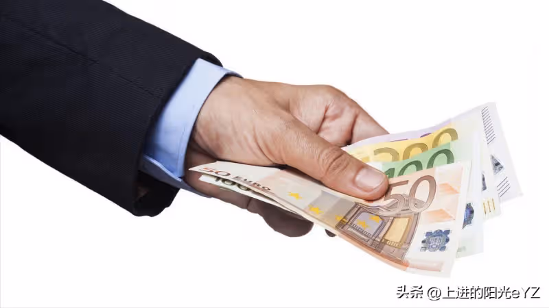 照顧父母兩年,監控回放看到父親和弟弟的對話後,做了一個決定