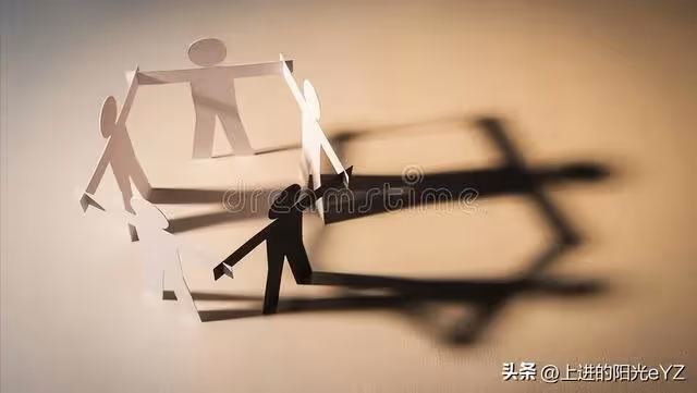 離婚不離家32年,母親生病被女兒接走,父親想一起去,女兒不答應