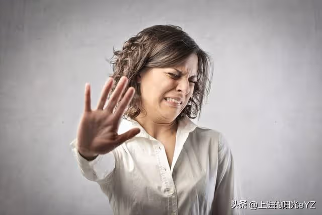 離婚不離家32年,母親生病被女兒接走,父親想一起去,女兒不答應
