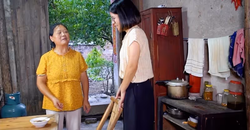 兒媳做十幾口人飯姑子不讓上桌，婆婆怒了：你不配住娘家