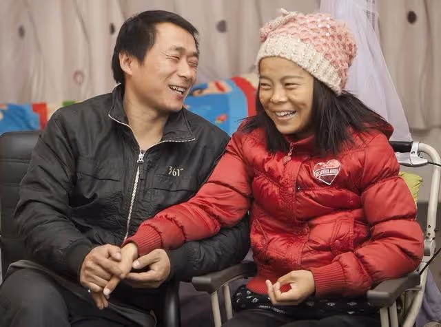 兒媳做十幾口人飯姑子不讓上桌,婆婆怒了:你不配住娘家