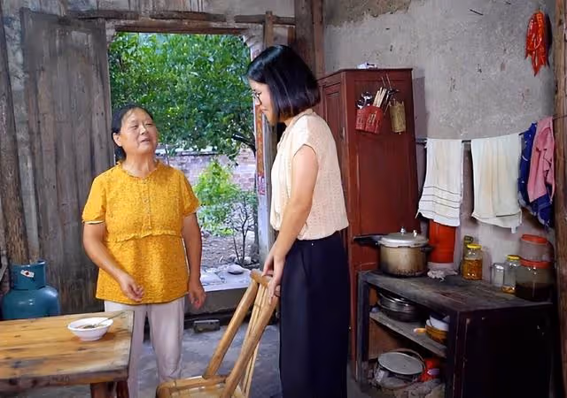 兒媳做十幾口人飯姑子不讓上桌,婆婆怒了:你不配住娘家