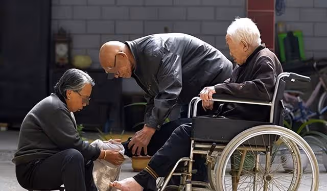 我給婆婆養老,大姑姐總挑剔,我:我照顧不好明天送你家去