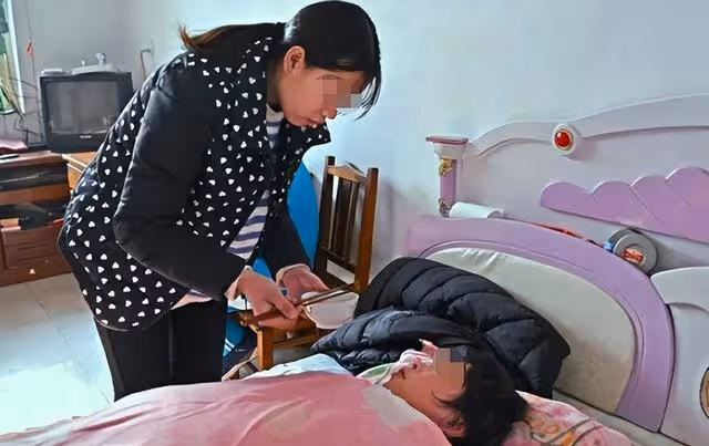 我給婆婆養老,大姑姐總挑剔,我:我照顧不好明天送你家去