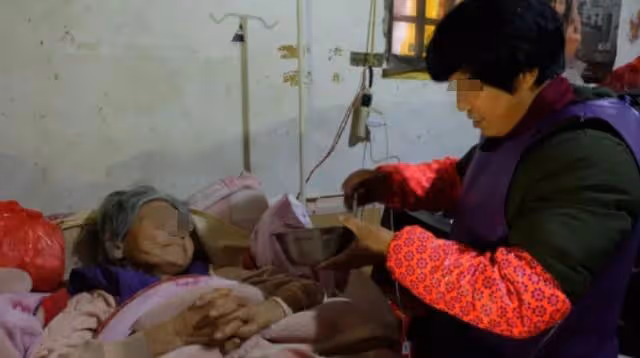 我給婆婆養老,大姑姐總挑剔,我:我照顧不好明天送你家去