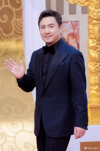 沈騰和一眾大咖出席華表獎，打招呼方式很特殊，面容略顯滄桑