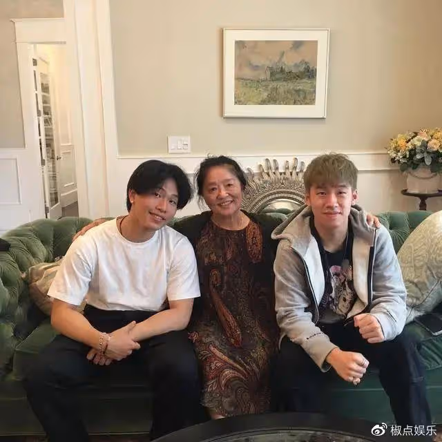 陳坤兒子曬家人合影！長居國外生活優渥，陳尊佑身世似乎有了答案？