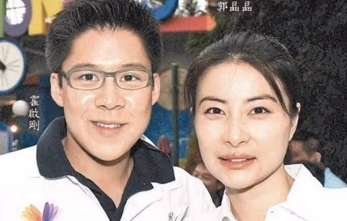 華人司機國外接待霍啟剛夫婦,郭晶晶帽子戴腳踝,合影讓司機站C位