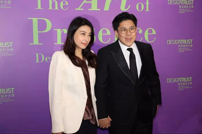 華人司機國外接待霍啟剛夫婦,郭晶晶帽子戴腳踝,合影讓司機站C位