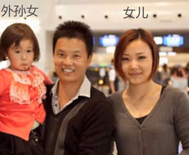 65歲周衛星為2歲小女兒慶生,陪伴妻女笑開懷!混血寶寶五官精緻