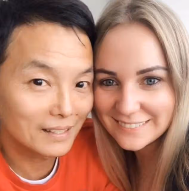 65歲周衛星為2歲小女兒慶生,陪伴妻女笑開懷!混血寶寶五官精緻
