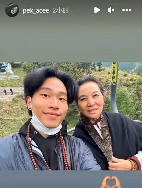 陳坤兒子曬與奶奶合影，五官輪廓越來越像父親，曾被懷疑是抱養的