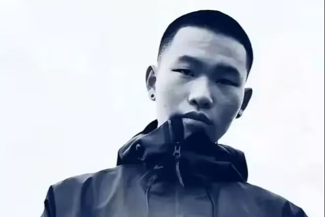 陳坤兒子曬與奶奶合影，五官輪廓越來越像父親，曾被懷疑是抱養的