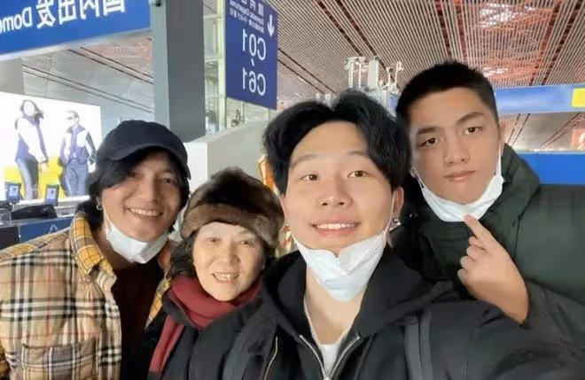 陳坤兒子曬與奶奶合影,五官輪廓越來越像父親,曾被懷疑是抱養的